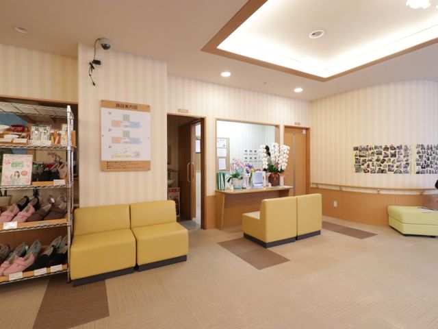 居心地の良い休憩室 玄関ホール 居心地の良い休憩スペースでは、ゆったりとしたソファが配置され、心地よい環境でくつろげるよう配慮されています。