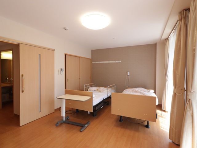 居室の清潔な空間 居室 心地よく過ごせる広々とした居室です。個々のニーズに合わせた設備と、温かみのあるデザインが魅力です。
