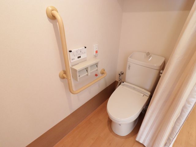 バリアフリー対応トイレ トイレ 手すりが設置された清潔なトイレ空間です。安全に配慮した構造で、快適にご利用いただけます。