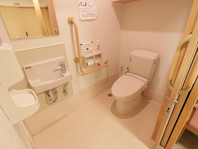 バリアフリートイレ トイレ 手すり付きトイレは、安全性に配慮されたデザインです。快適にご利用いただける配慮がされています。