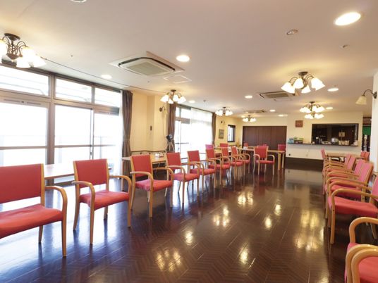 広々とした明るい食堂