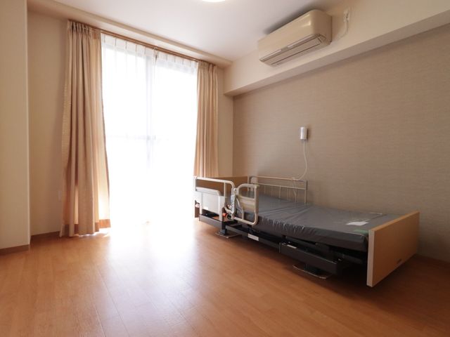 明るい居室の一角 居室 日当たりが良く、広々とした部屋で快適な日々を過ごせる空間です。必要な設備が整っており、ゆったりとした時間をお過ごしいただけます。