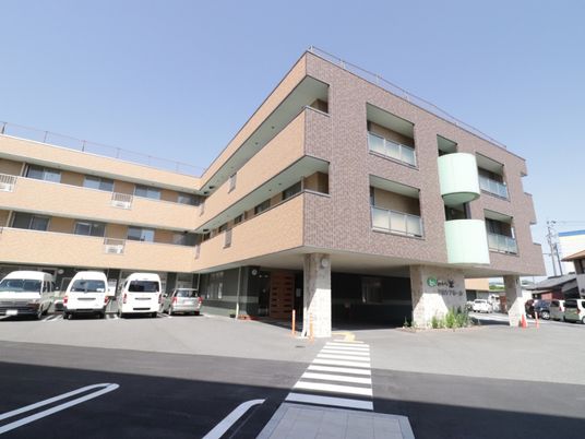 明るい建物の外観