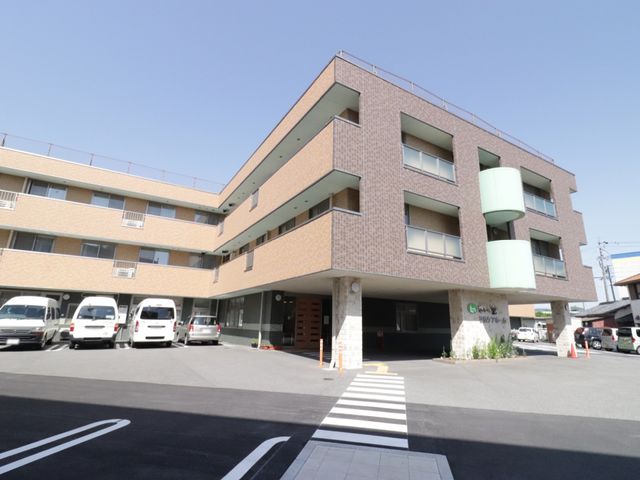 明るい建物の外観 外観 広々とした駐車スペースが確保された明るい建物です。来訪者の方々のアクセスも良好で、働く環境としても安心です。