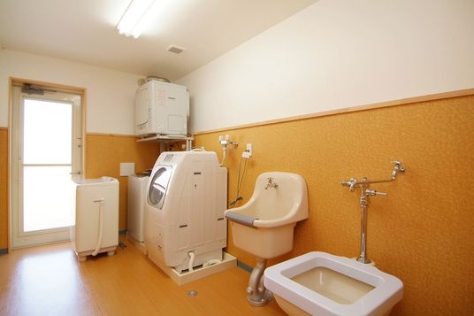 洗濯機が並ぶ部屋