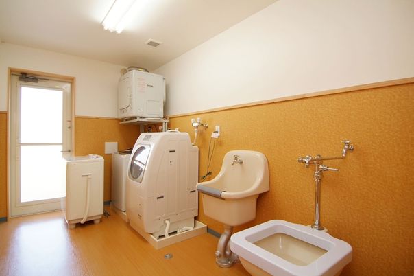 洗濯機が並ぶ部屋