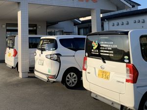 送迎車が並ぶ外観  