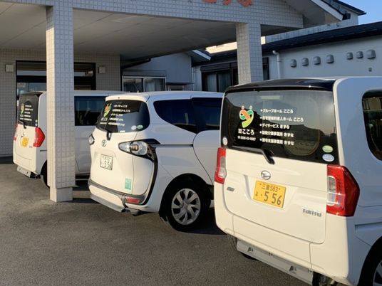送迎車が並ぶ外観  