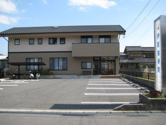 建物外観と駐車場  