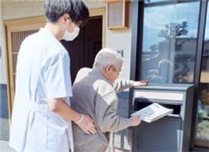郵便物を取る男性