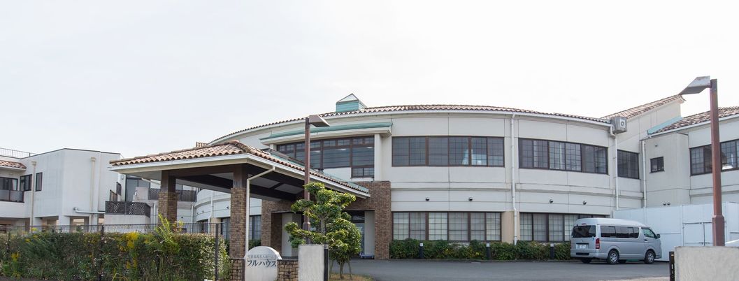 静かな建物の外観