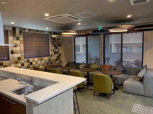 広々としたラウンジ