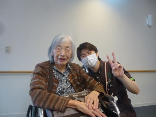 笑顔の利用者と職員