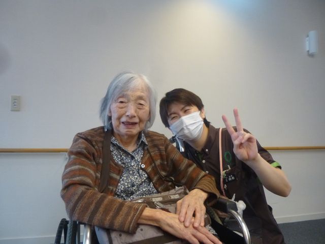 笑顔の利用者と職員 施設内の様子 笑顔であいさつをする職員の姿は、明るい働きやすい環境を感じさせます。利用者様とのふれあいを大切にしている姿が伝わってきます。
