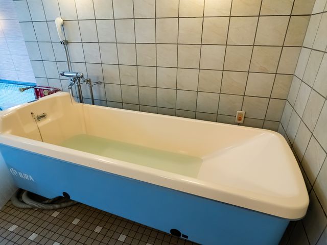 ケアハウスの浴室施設 浴室 ゆったりとしたサイズの浴槽で、心地よいバスタイムを支えます。安全を考慮した設計で、快適なケアを提供します。