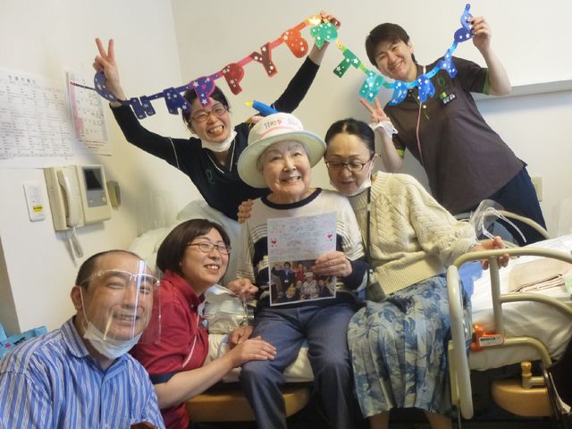 笑顔あふれる居室の様子 イベント 暖かい雰囲気の中、ケアスタッフと利用者さまが楽しげな時間を共にしています。ここは一緒に喜びを分かち合える場所です。