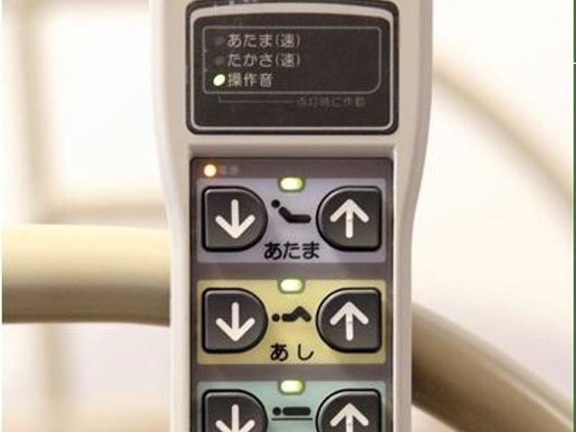 機能訓練用の器具ボタン 介護用ベッド 手元の操作が行える便利な訓練器具が整っており、快適に身体機能の向上に励むことができます。