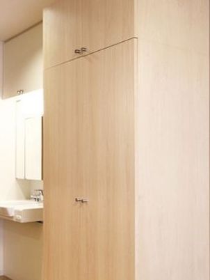木製の洗面台付き洋室