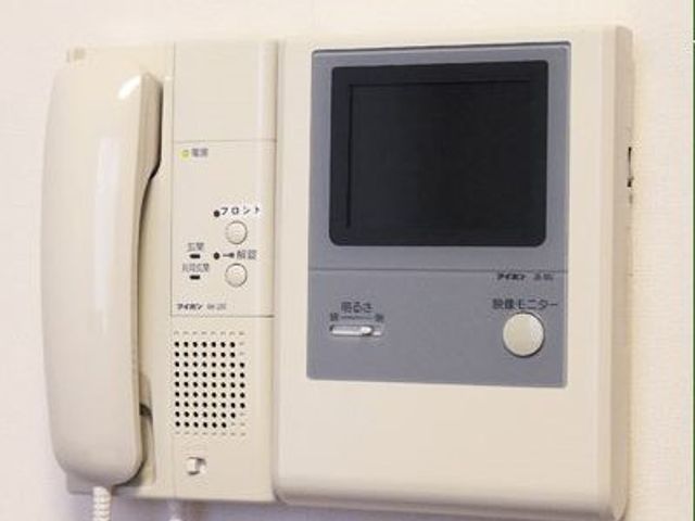 エントランスのインターホン モニター付きインターホン 安心安全な日々を過ごすためのインターホンが設置されており、訪問者の確認が手軽にできます。