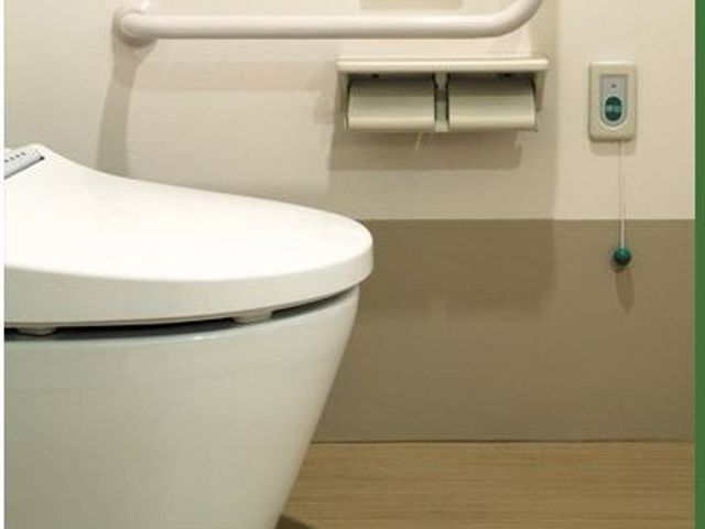 快適なトイレ設備 トイレ 安全に配慮した手すり完備のトイレです。清潔で使いやすい設計が、働く環境の質の高さを物語っています。