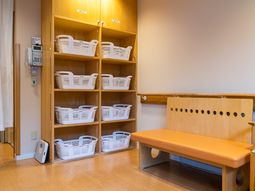 整理棚とベンチのある空間