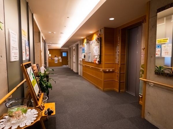 廊下の照明と掲示物