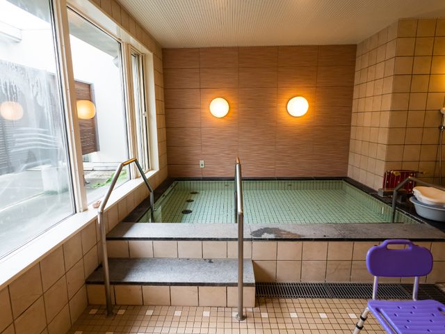 明るい清潔な浴室 浴室 手すり付きで安全に配慮された落ち着いた色調の浴室です。日々の疲れを優しい光の中で癒すことができます。