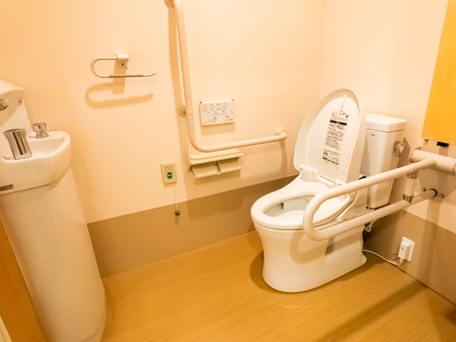 バリアフリー対応のトイレ トイレ 手すり完備の安全なトイレスペースです。あらゆる方が快適にご利用いただけるよう配慮されています。