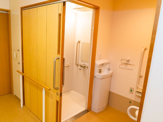 バリアフリーなトイレ空間 居室 手すり付きの広々としたトイレで、安全性と利便性を重視しています。お一人お一人の快適な日常生活をサポートいたします。