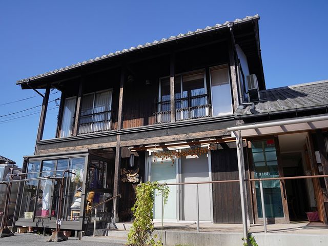 木造建築の外観 外観 伝統的な木造のデザインが映える建物です。青空の下で、自然と調和した雰囲気が魅力的です。