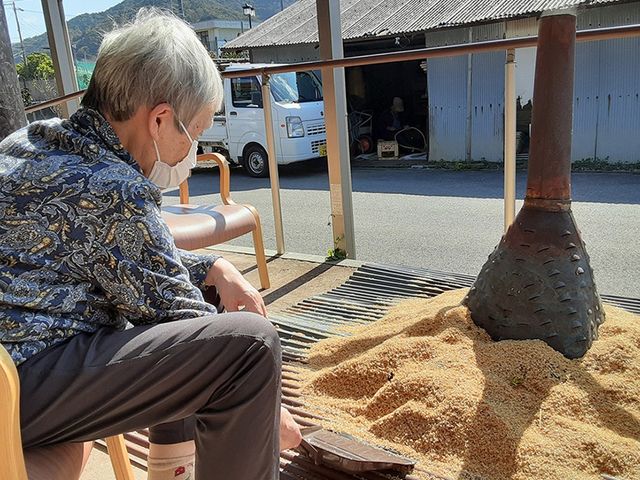 外の休憩スペース 休憩室 自然を感じながら、ゆったりと過ごせる休憩スペースです。広々とした空間でリラックスを。