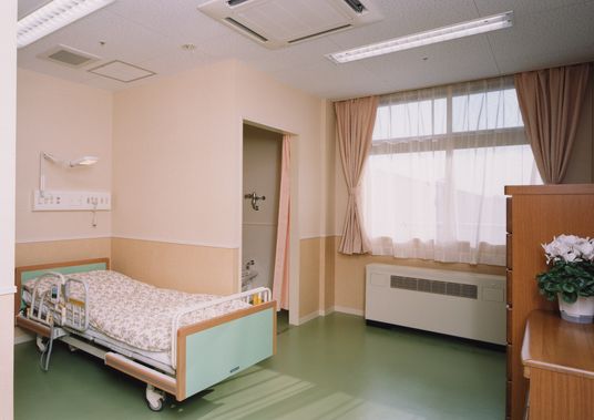 窓から光が差し込む居室