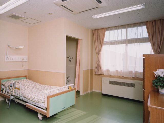窓から光が差し込む居室 居室 広々とした居室は、自然光がたっぷりと入る明るい空間で、落ち着いた雰囲気です。