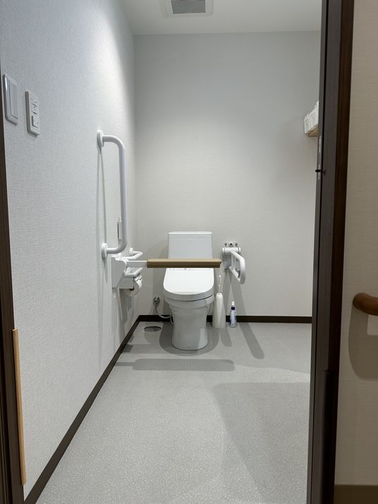 黄色い外壁の建物外観