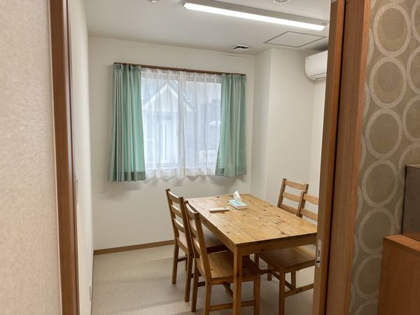 清潔な食堂のテーブルセット