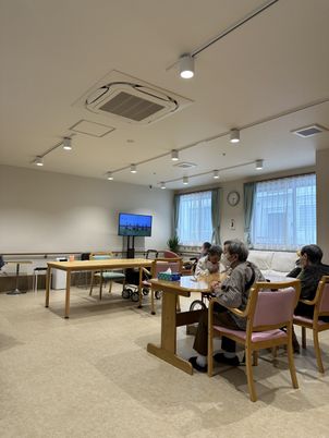 居室に集う人々