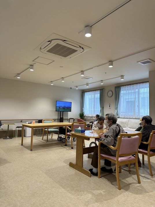 居室に集う人々