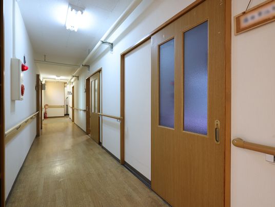 廊下にあるドアと手すり