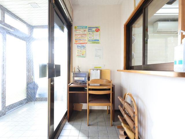 受付と待合の一角 玄関 受付横の待合スペースは、患者様やご家族が快適にお待ちいただけるよう椅子が用意されています。