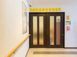 廊下の木製ドアと掲示物