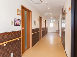 明るく清潔な廊下