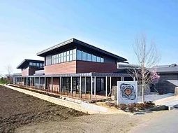 モダンな建物の外観