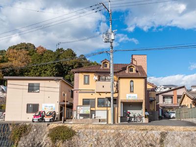 明るい外観の建物エントランス