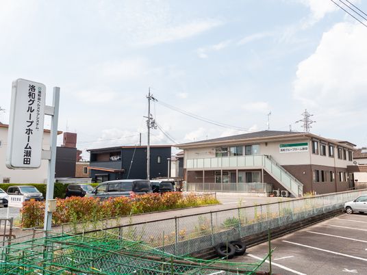 広い駐車場のある建物