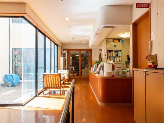 光が差し込む廊下