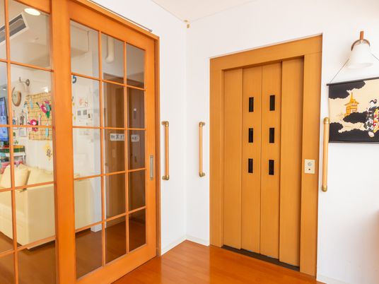 明るい廊下とエレベーター