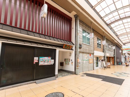 店舗の並ぶ通路