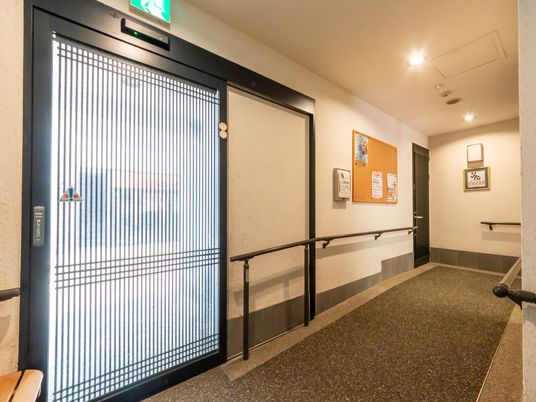 緩やかな照明の廊下