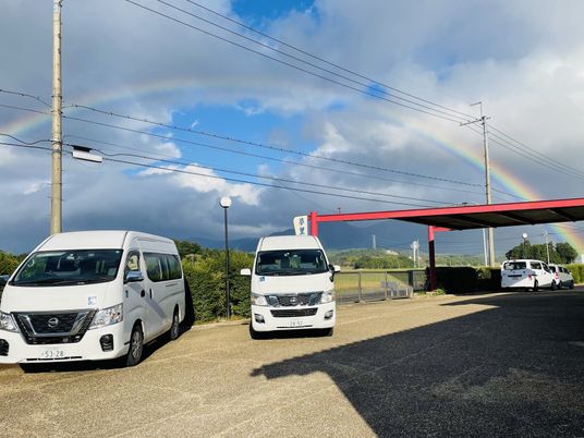 送迎車が並ぶ外観  