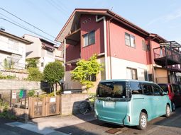 赤い外壁の建物外観